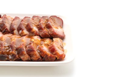 soslu beyaz arka plan üzerinde izole kırmızı Barbekü domuz eti kızartma