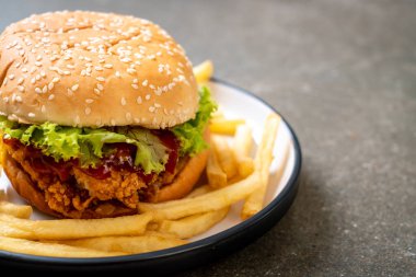 kızarmış tavuk burger - sağlıksız gıda tarzı