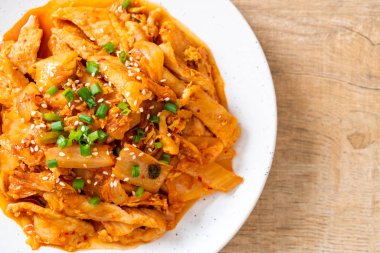 Kore usulü kimchi ile kızartılmış domuz eti.