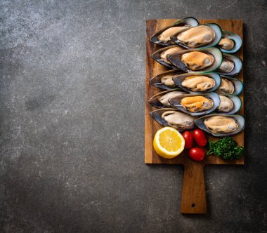 malzemelerle ahşap tahta üzerinde taze midye