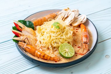 Baharatlı karides spagetti makarna (Tom Yum Goong) - İtalyan Füzyon gıda tarzı