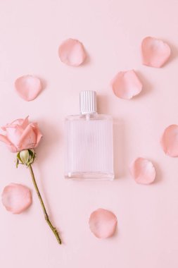 parfüm şişesi ile rose petal arka plan üzerinde