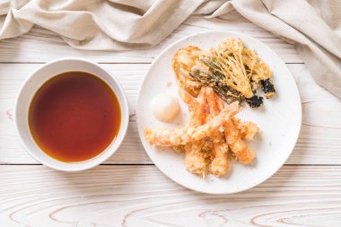 karides tempura (hırpalanmış kızarmış karides) sebze - Japon gıda tarzı