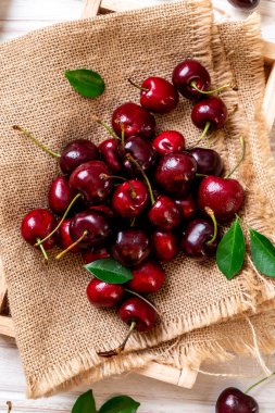 Ahşap arka planda taze kirazlar