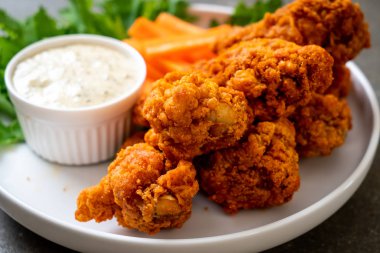 Sebzeli kızarmış tavuk kanadı.