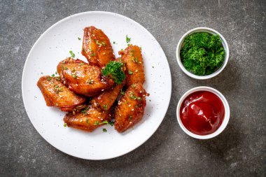 Beyaz susamlı ızgara tavuk kanadı.