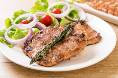 plaka üzerinde sebzeli ızgara domuz biftek