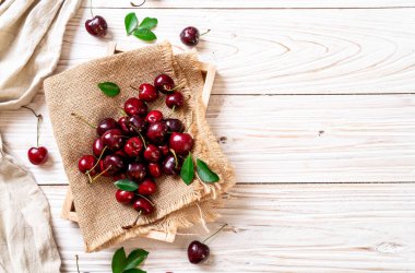 Ahşap arka planda taze kirazlar