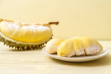 Ahşap zemin üzerinde taze Durian meyvesi