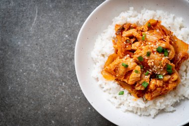 Pirinçli kimchi ve domuz kızartması. Kore usulü.