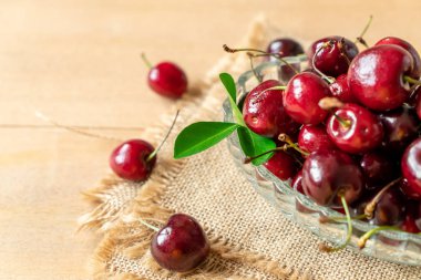 Ahşap arka planda taze kirazlar