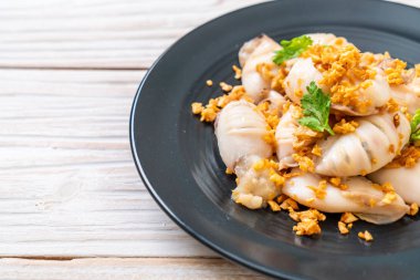 Kızarmış kalamar ya da tabakta sarımsak olan ahtapot.