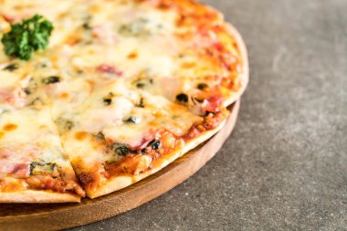 Ispanak ve pastırma pizza masada