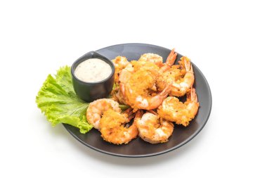 Beyaz arka plan üzerinde izole soslu kızarmış karides