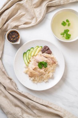 Hainanese tavuklu pilav ya da haşlanmış tavuklu pilav - Asya gıda tarzı