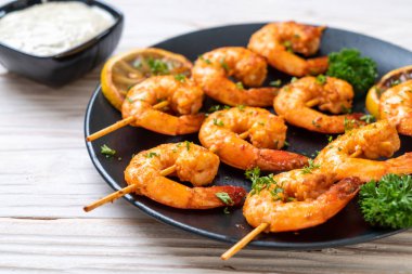 Limon - deniz ürünleri tarzı ile ızgara kaplan karides şiş