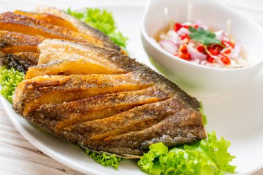 Baharatlı salatalı gevrek gourami balığı. Asya usulü.
