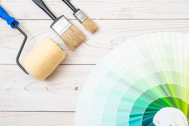 örnek Renkler pantone kataloğu veya renk örnekleri kitap boya rulo fırça ile renk