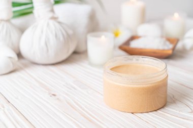 Ahşap zemin üzerine kurulmuş kaplıca tedavileri - Güzellik konsepti