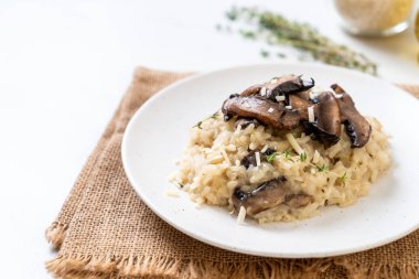 Mantar ve peynir ile ev yapımı risotto