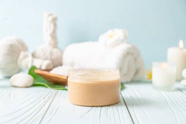 Ahşap zemin üzerine kurulmuş kaplıca tedavileri - Güzellik konsepti