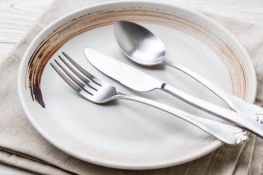 boş tabak kaşık çatal ve bıçak masada