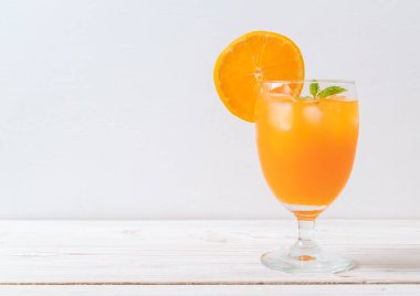 Buzlu bir bardak portakal suyu.