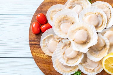 Ahşap tahta üzerinde taze kabuk tarak