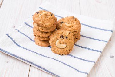 Kuru üzüm ve kavrulmuş kaşu fındık ile tatlılar