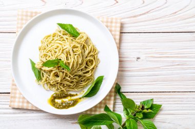 Homamade spagetti pesto sos, zeytin yağı ve fesleğen yaprakları ile.