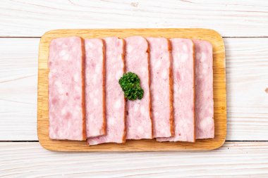 dilimlenmiş taze çiğ pastırma Barbekü