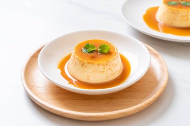 Naneli ev yapımı karamel kremalı puding.