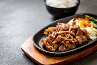 sıcak plaka - Asya tarzı domuz biftek dilimlenmiş