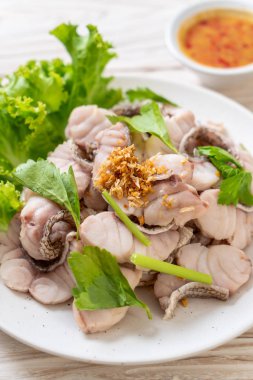 Soslu ve sebzeli haşlanmış balık sosu.