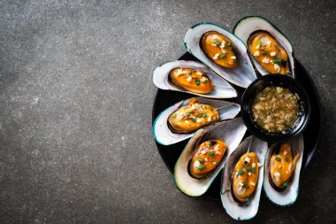 deniz ürünleri midye limon ve sarımsak ile