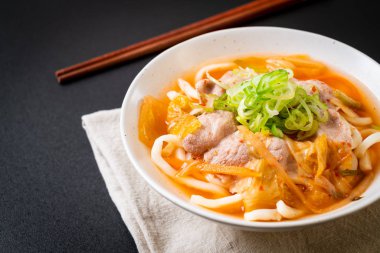 Udon ramen noodle ile domuz eti ve kimchi - Kore ve Japon gıda tarzı