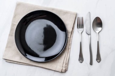 boş tabak kaşık çatal ve bıçak masada