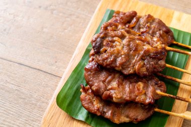 Beyaz pilavlı ızgara süt domuzu. Tayland sokak yemeği tarzı.