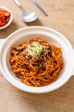 Kore sıcak ve baharatlı anlık noodle kimchi - Kore yemeği tarzı ile