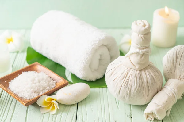 Wellness Kräuterkugel Mit Kerze Und Orchidee Schönheitskonzept — Stockfoto