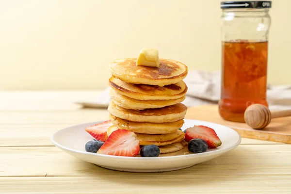 Pancake Butter Strawberries Blueberries Honey — Stock Photo, Image