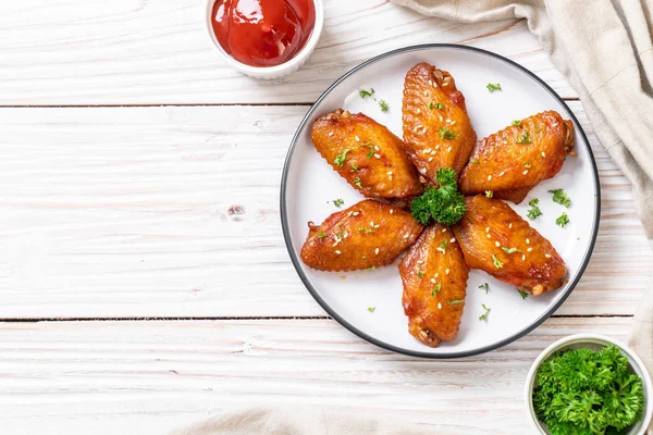 Beyaz susamlı ızgara tavuk kanadı.