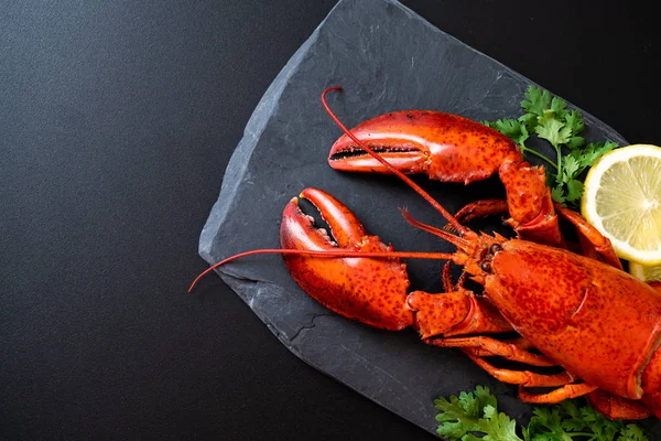 Langosta Roja Con Verdura Limón Sobre Pizarra Negra —  Fotos de Stock