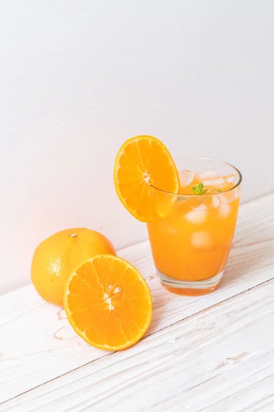 Vidro Suco Laranja Com Gelo — Fotografia de Stock