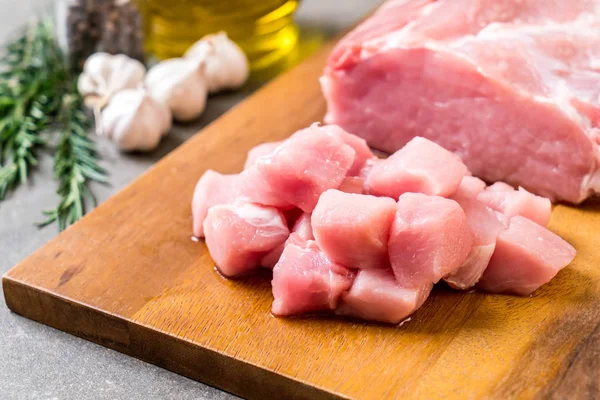 taze domuz ham filetosu ahşap tahta üzerinde