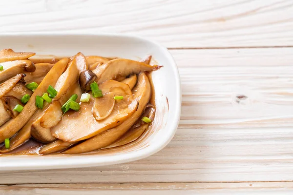 İstiridye soslu kızarmış kral istiridye mantarı. Sağlıklı, vejetaryen ya da vejetaryen yemek tarzı.