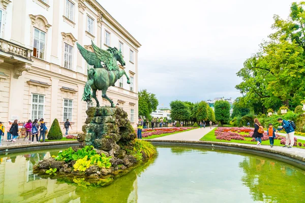 Salzburgo Áustria Agosto 2018 Turistas Que Caminham Pelo Palácio Jardins — Fotografia de Stock