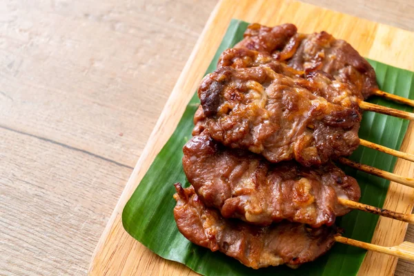 Beyaz pilavlı ızgara süt domuzu. Tayland sokak yemeği tarzı.