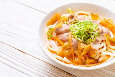 Udon ramen noodle ile domuz eti ve kimchi - Kore ve Japon gıda tarzı
