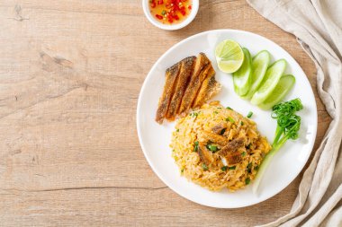 gevrek gurami balığı - Asya gıda tarzı ile kızarmış pilav